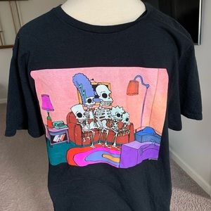 Simpson skeleton family in living room tee shirt. Medium used, great condition.